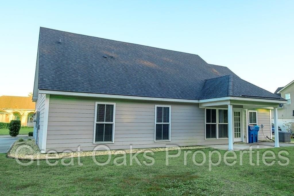 108 Wellington Cir - Photo 2 of 12