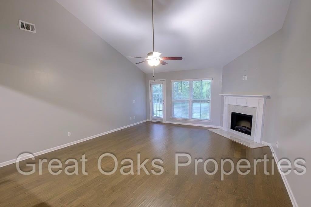 108 Wellington Cir - Photo 4 of 12