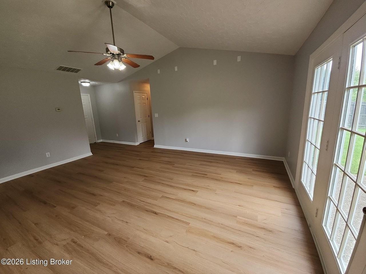 405 Parker Pl - Photo 4 of 28