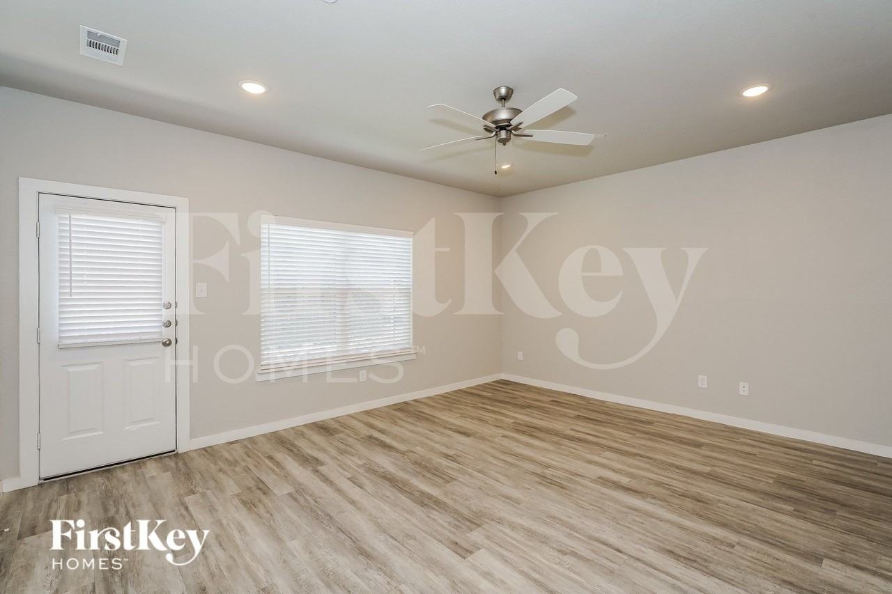 615 Sophia Way - Photo 2 of 16