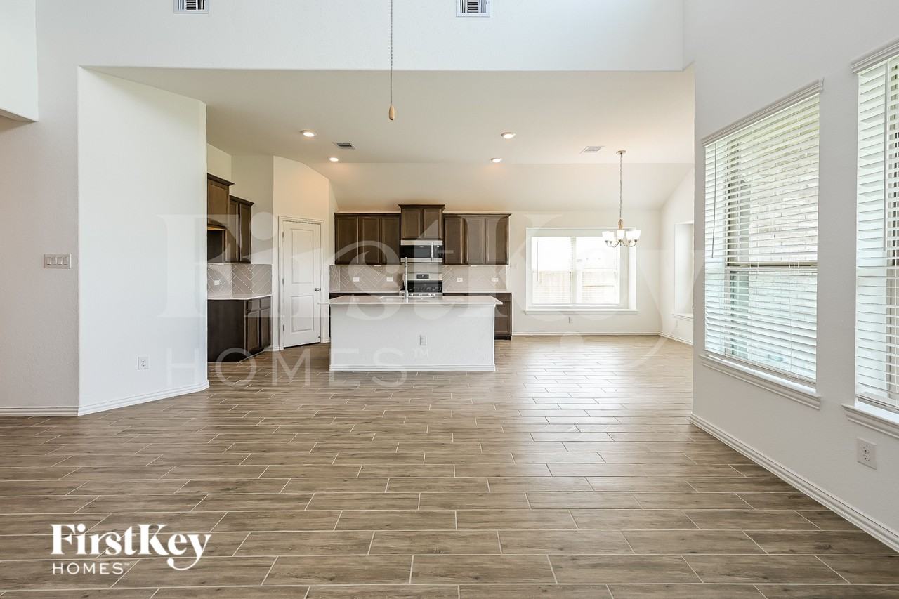 14915 Lake Shore Ave - Photo 3 of 15