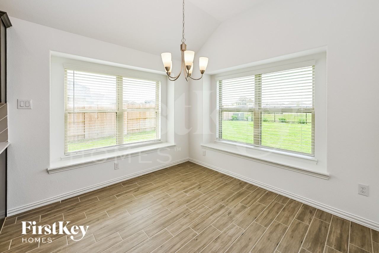 14915 Lake Shore Ave - Photo 4 of 15