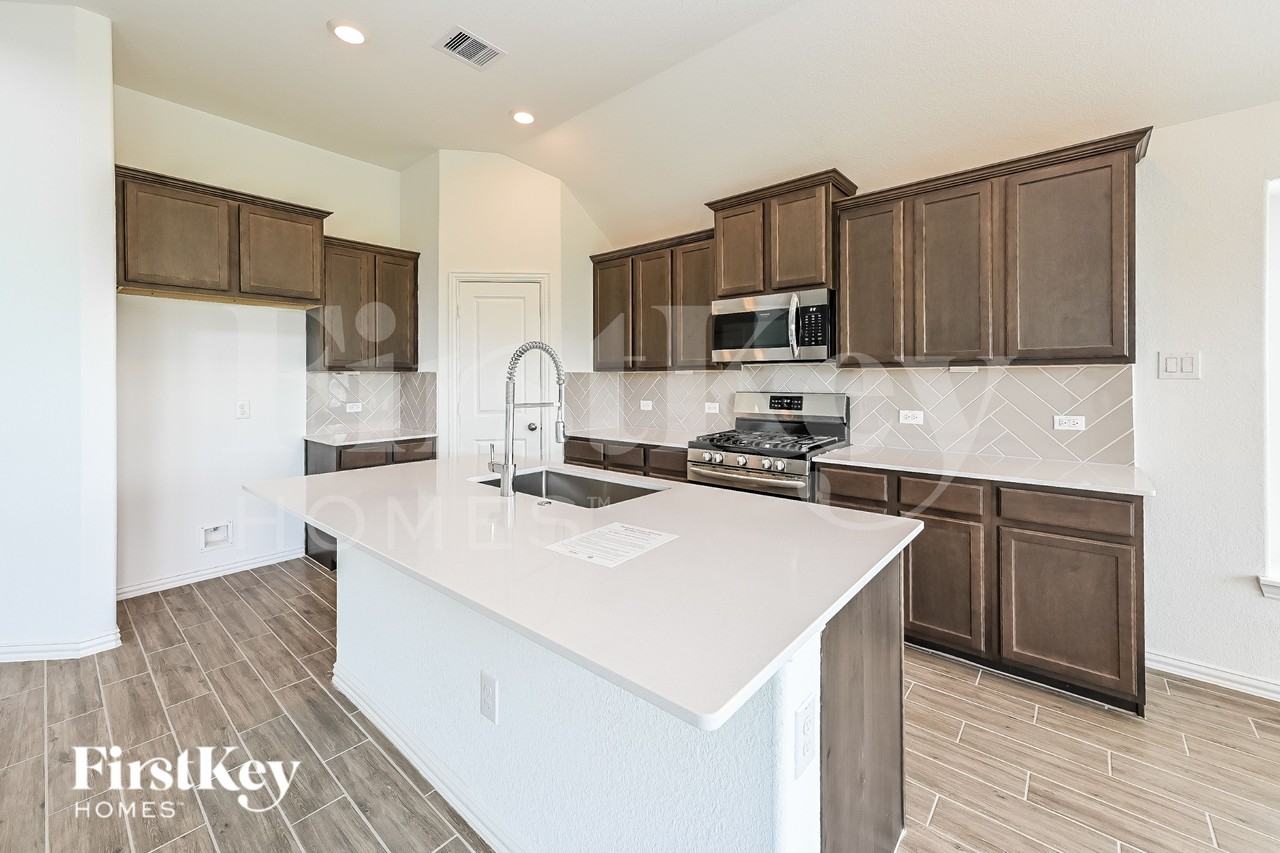 14915 Lake Shore Ave - Photo 5 of 15