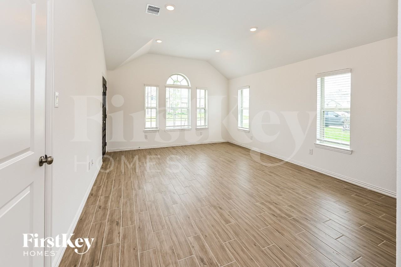 14915 Lake Shore Ave - Photo 6 of 15
