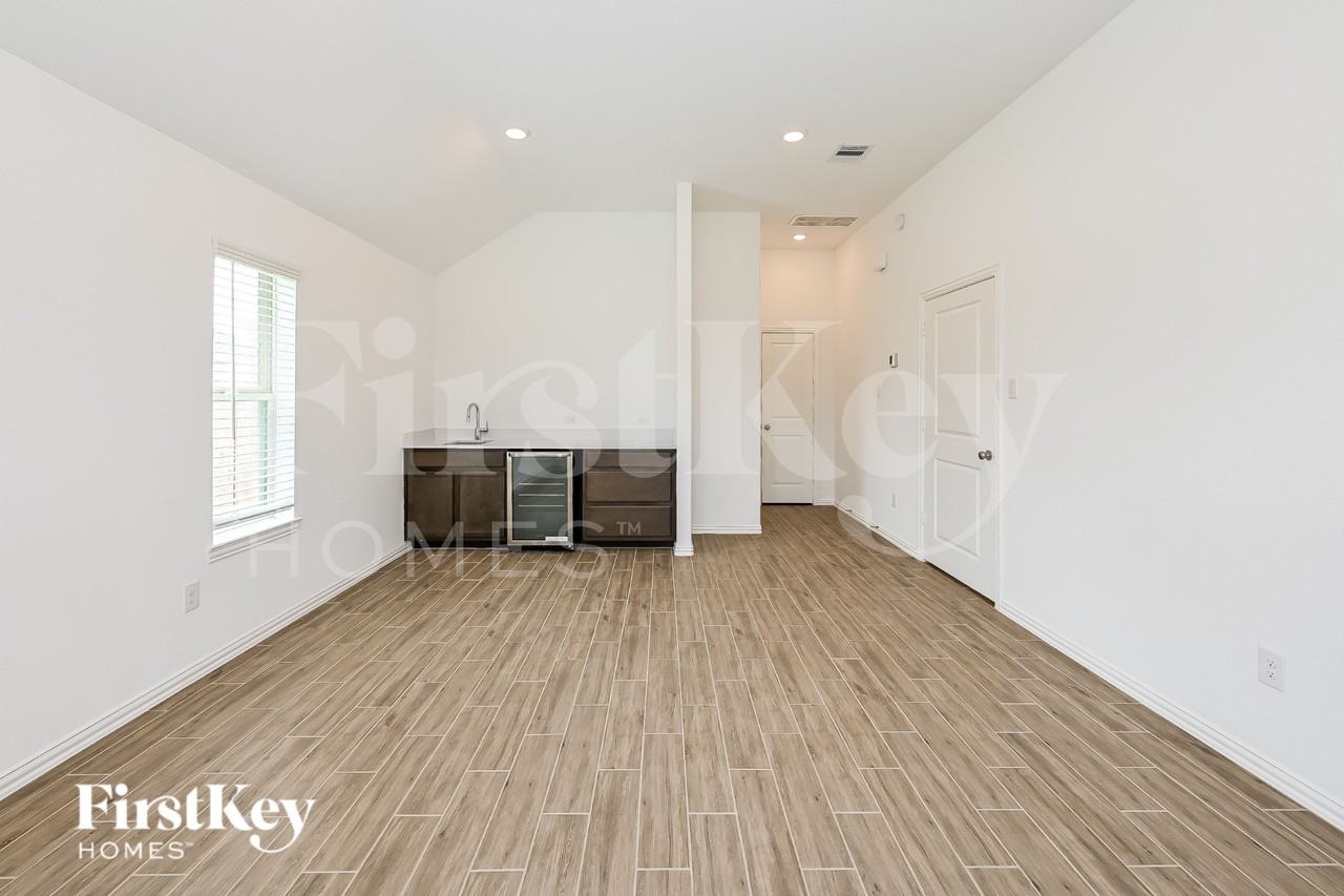 14915 Lake Shore Ave - Photo 7 of 15