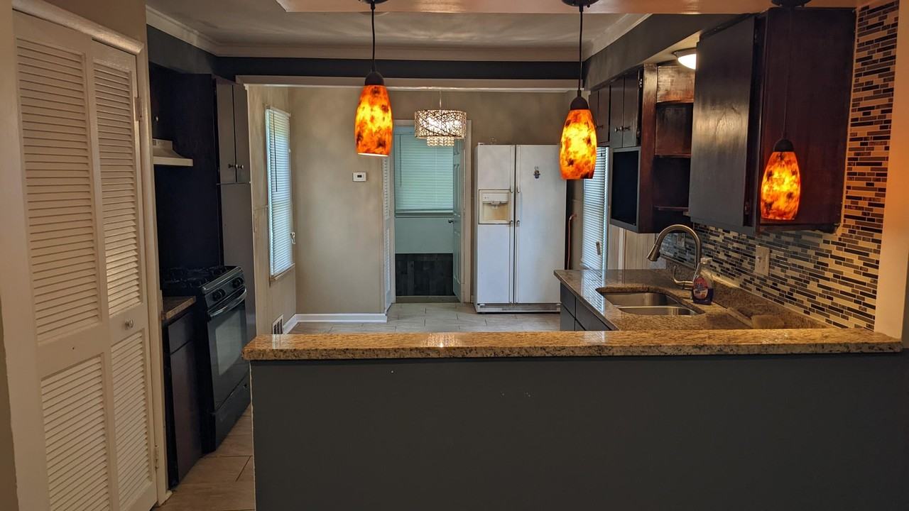 8649 Jewett Ave - Photo 2 of 17