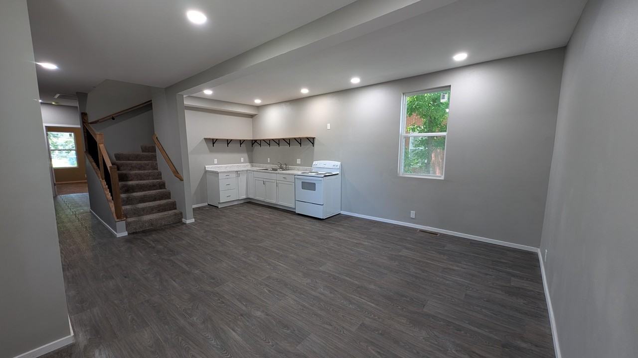 820 S Moffet Ave - Photo 3 of 12