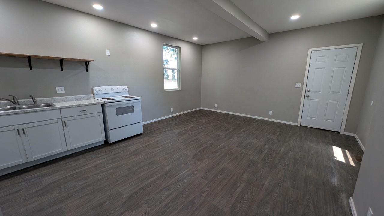 820 S Moffet Ave - Photo 4 of 12