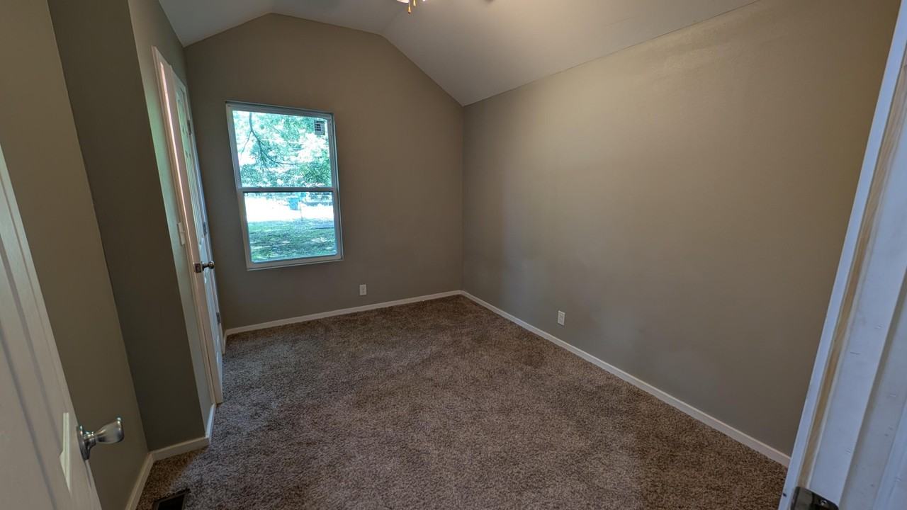 820 S Moffet Ave - Photo 5 of 12