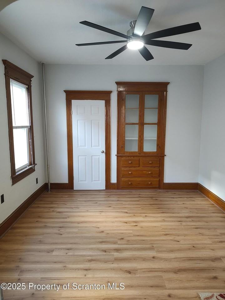 1023 Carmalt St - Photo 7 of 41
