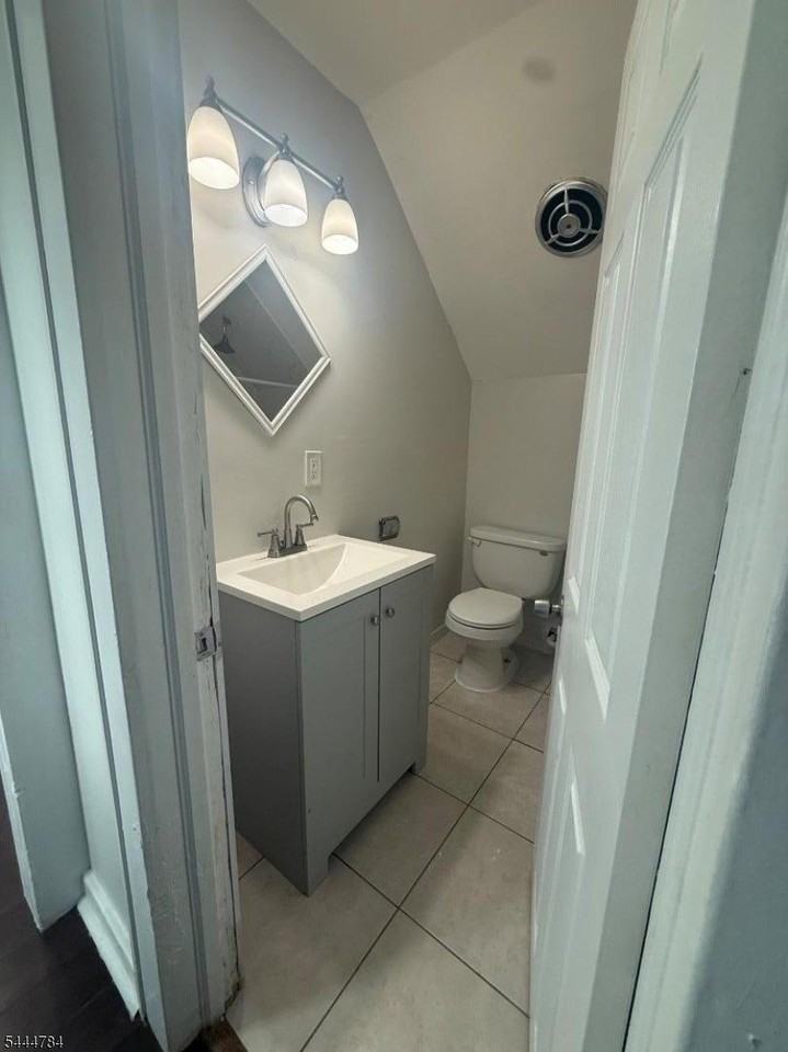 409 Bacheller Ave - Photo 6 of 14
