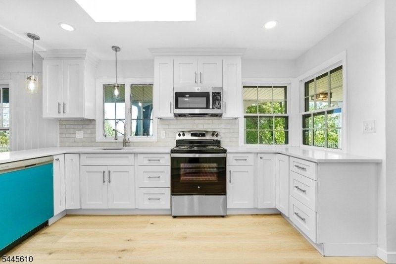 306 Warrenville Rd - Photo 7 of 37
