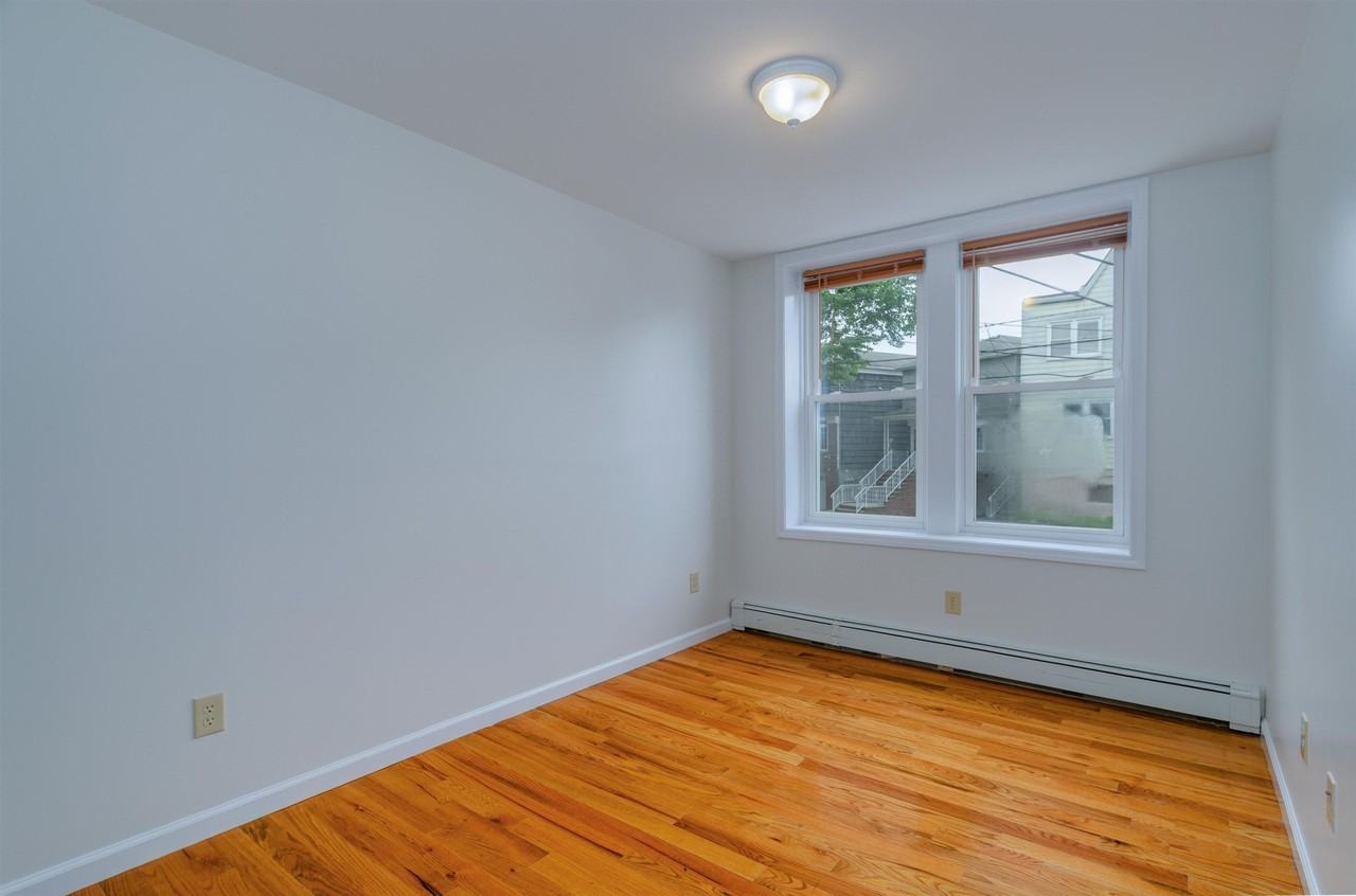 101 W 49th St #1 - Photo 5 of 8