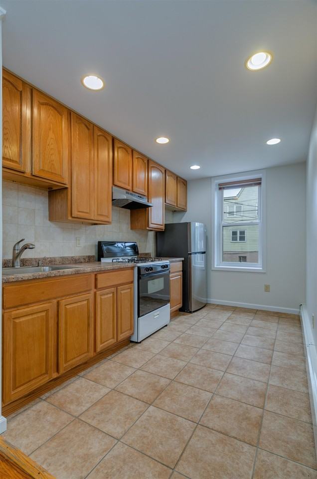 101 W 49th St #1 - Photo 7 of 8