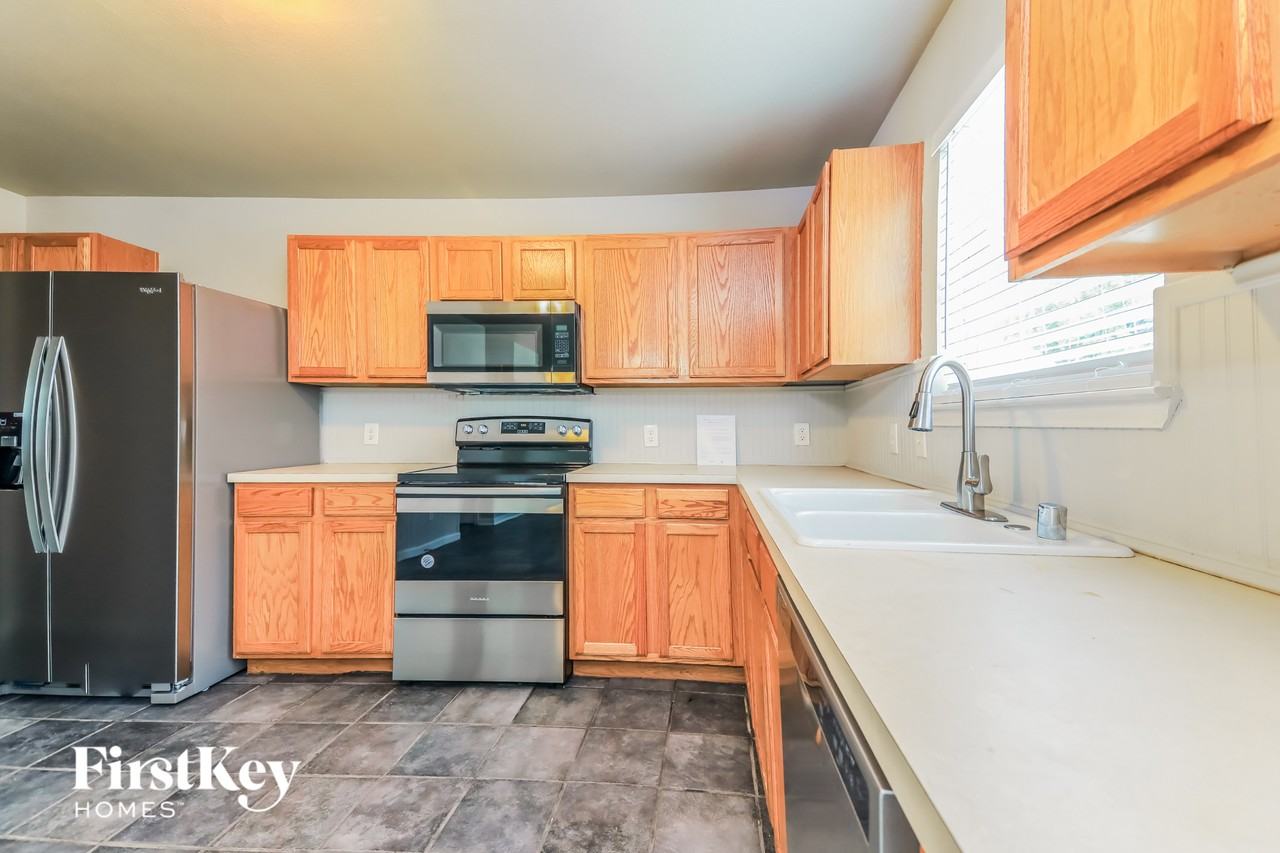 3605 Smoketree Dr - Photo 4 of 15