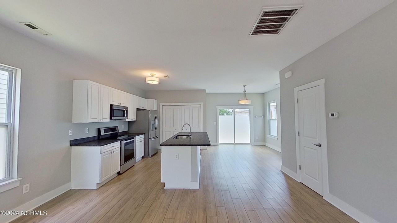 632 Brunswick St - Photo 5 of 26