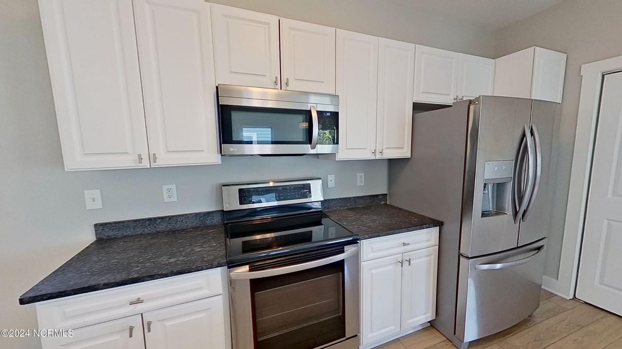 632 Brunswick St - Photo 7 of 26