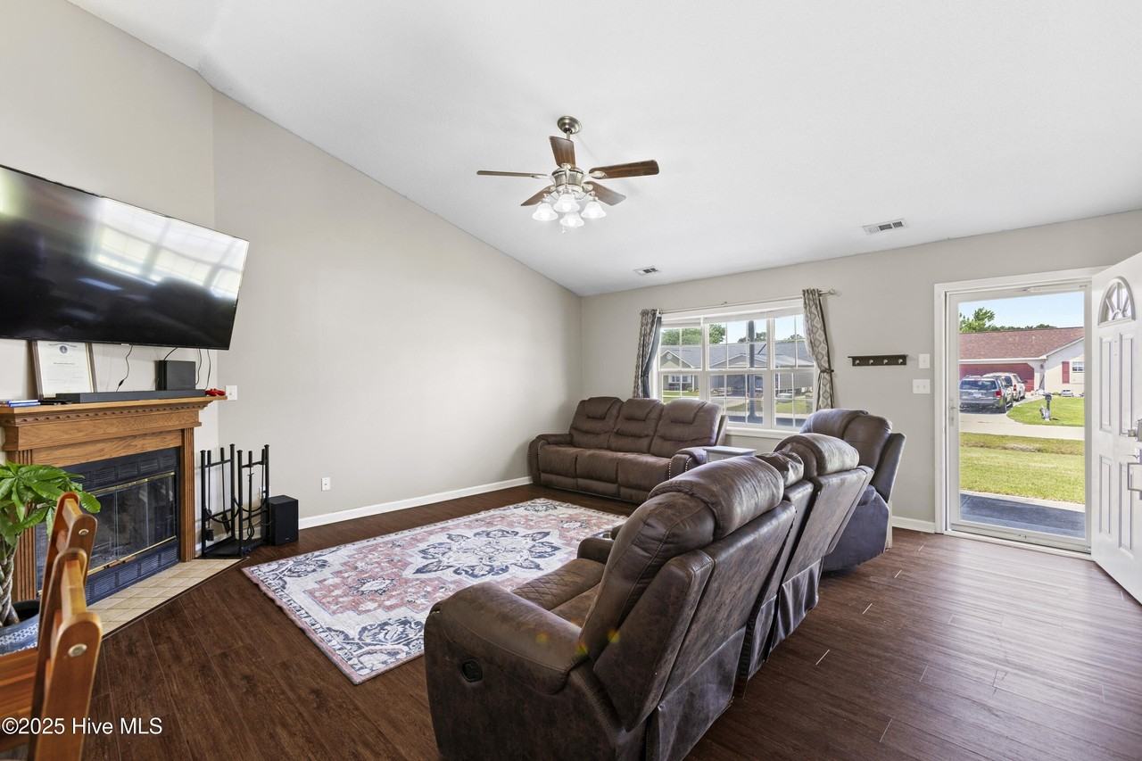 703 Covington Ct - Photo 5 of 22