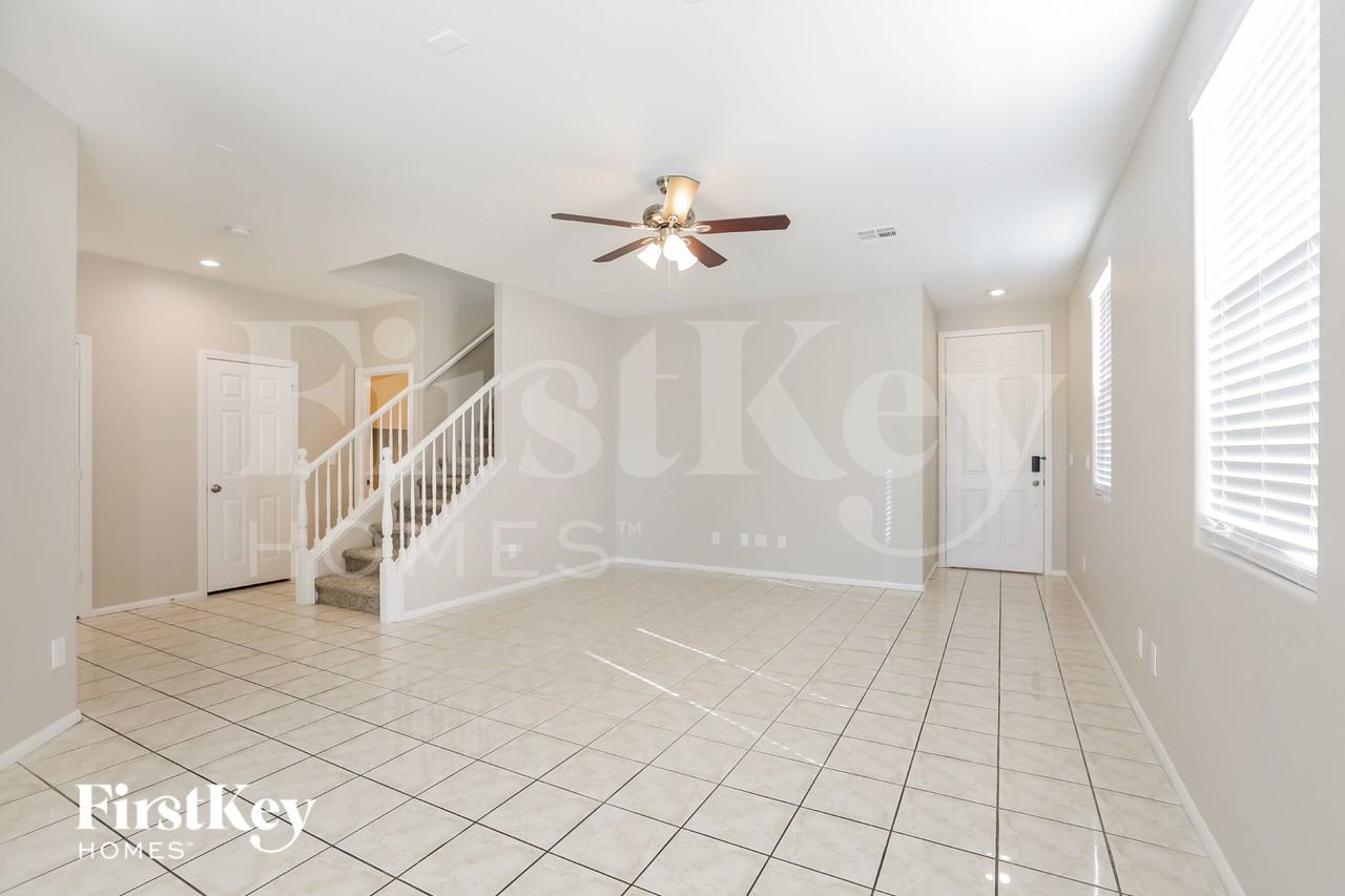 10219 Falling Needle Ave - Photo 3 of 15