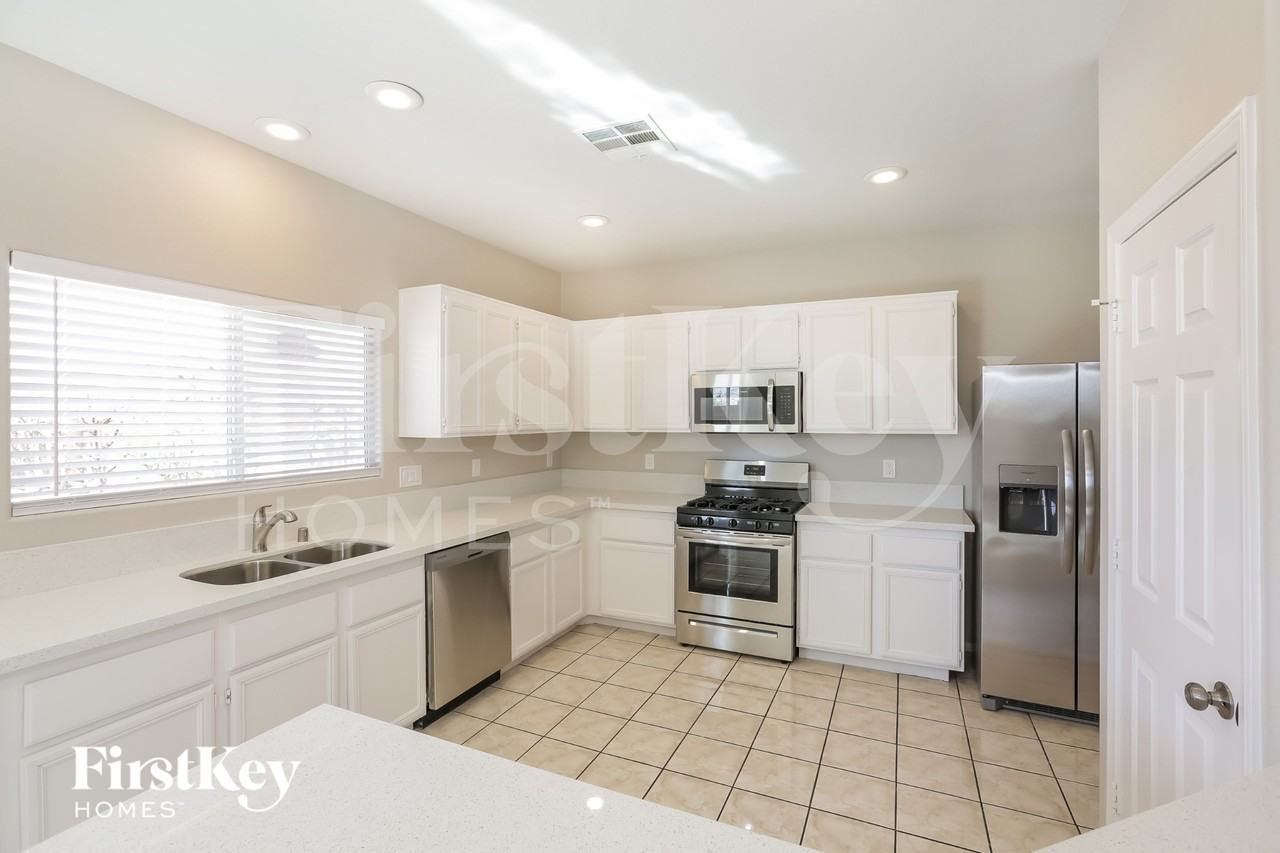 10219 Falling Needle Ave - Photo 5 of 15