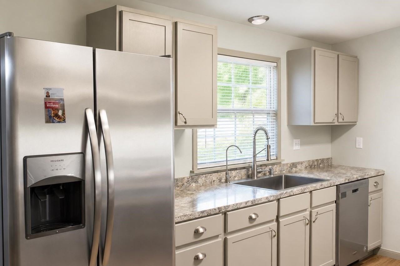 102 Crestview - Photo 3 of 8