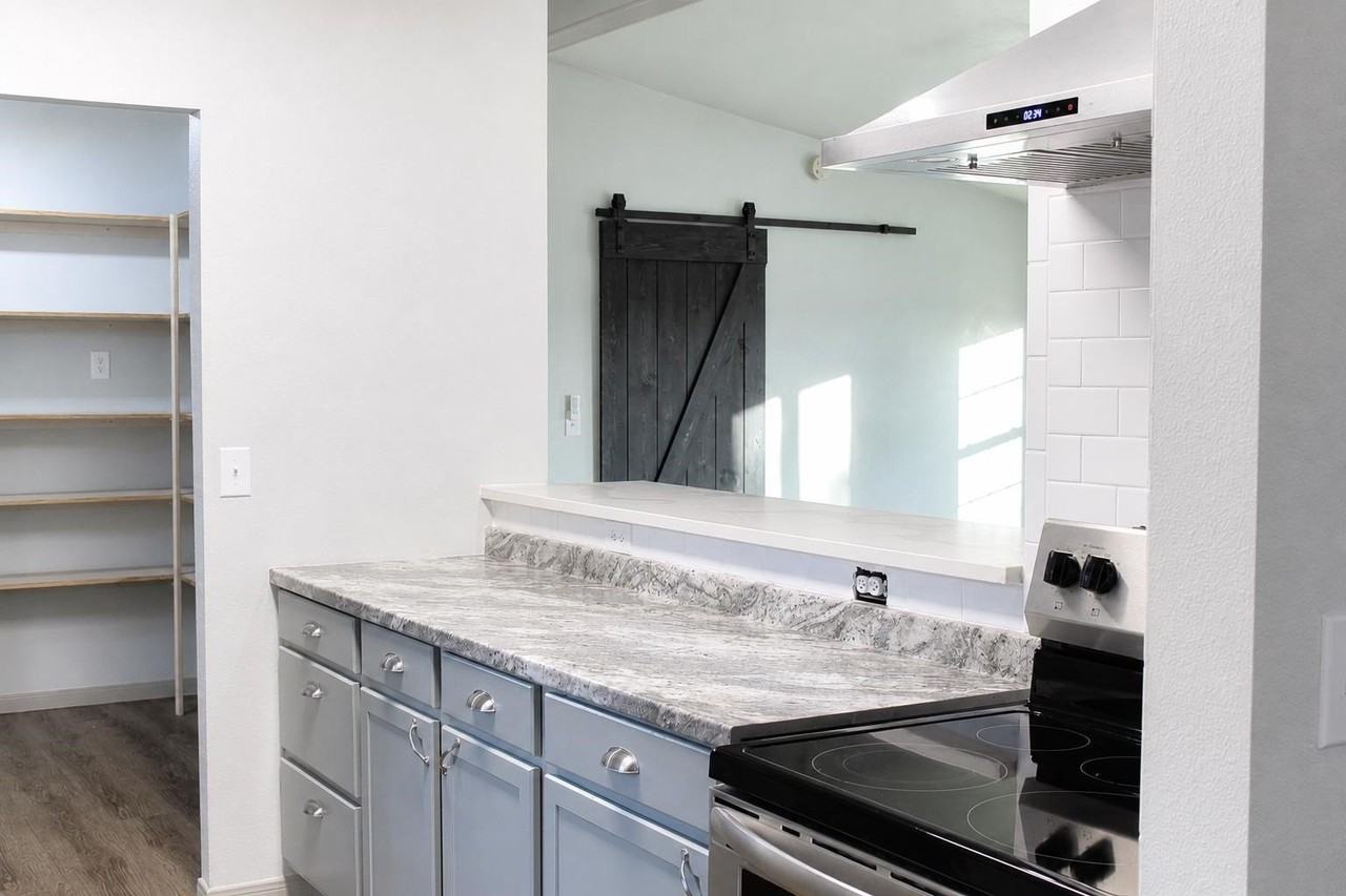 102 Crestview - Photo 4 of 8