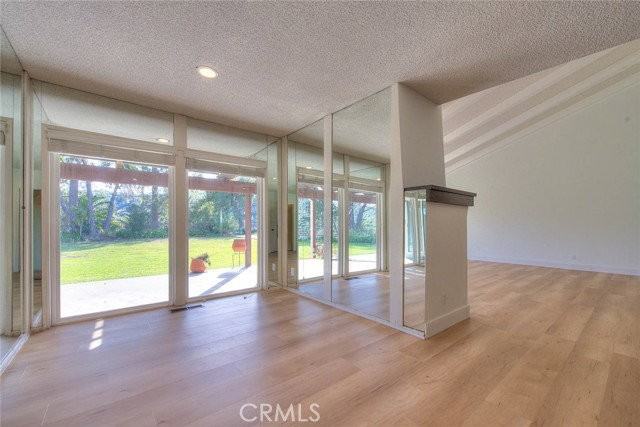16612 Park Lane Cir - Photo 3 of 8