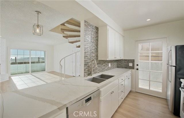 3407 Ocean Front Walk #B - Photo 2 of 8