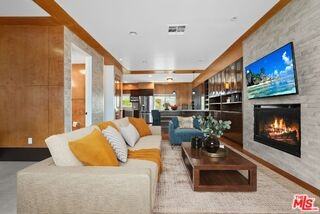 1743 S Barrington Ave - Photo 4 of 8