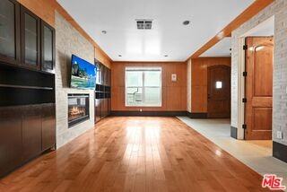 1743 S Barrington Ave - Photo 5 of 8