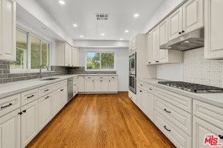 701 N Sierra Dr - Photo 2 of 8