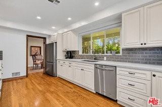 701 N Sierra Dr - Photo 4 of 8