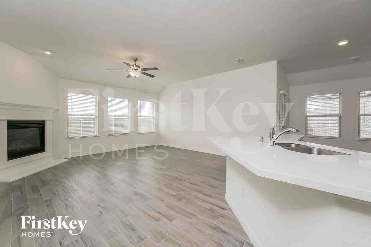 815 Silverbell St - Photo 2 of 16