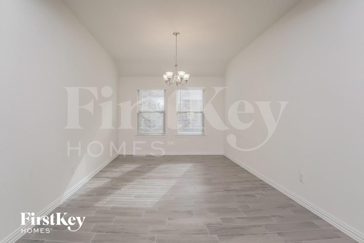 815 Silverbell St - Photo 3 of 16