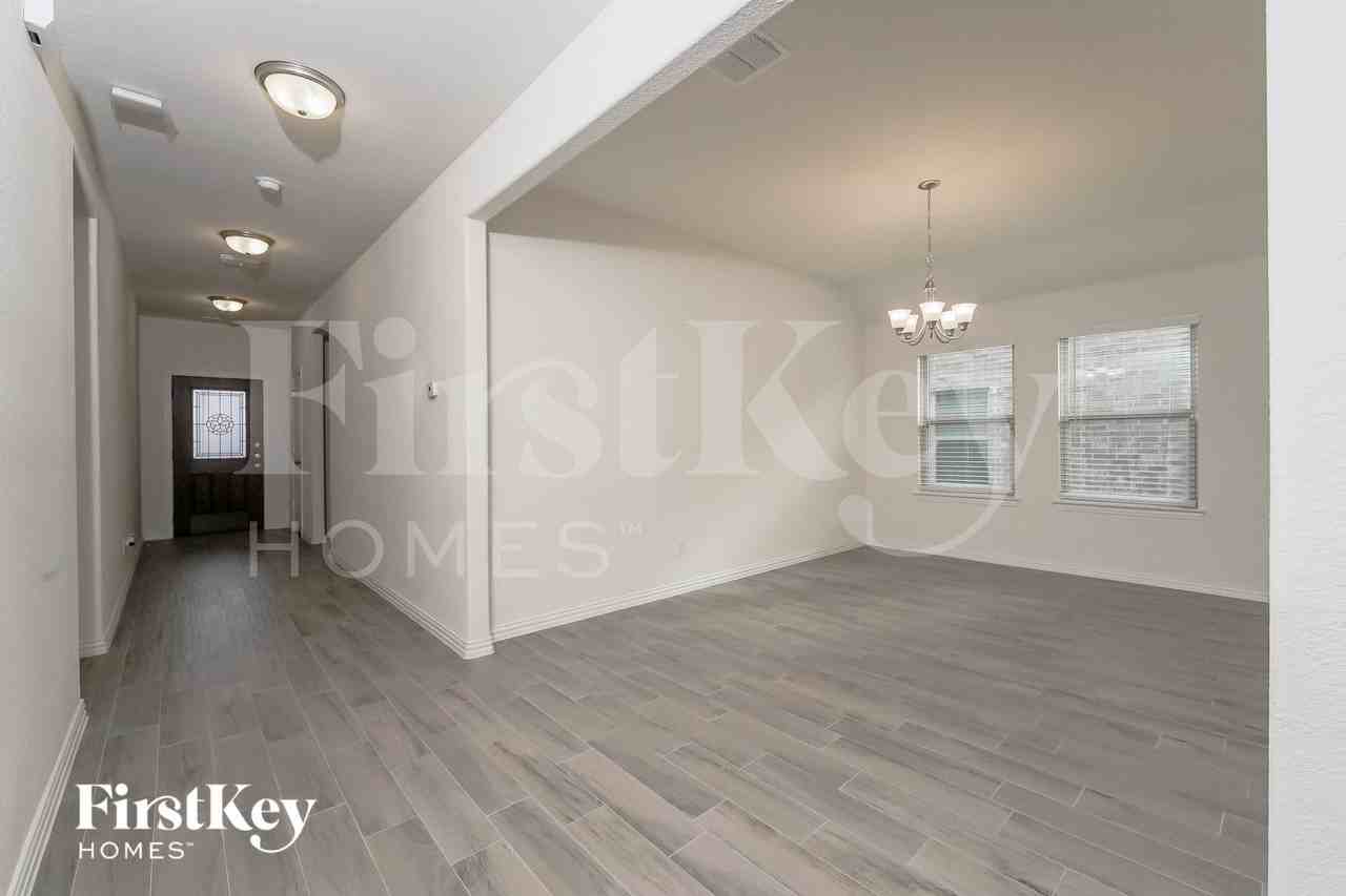 815 Silverbell St - Photo 4 of 16