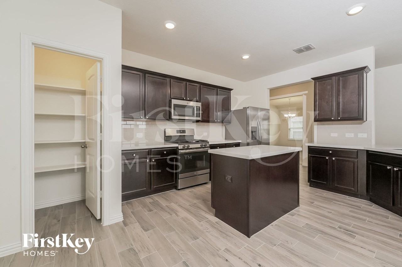 815 Silverbell St - Photo 5 of 16