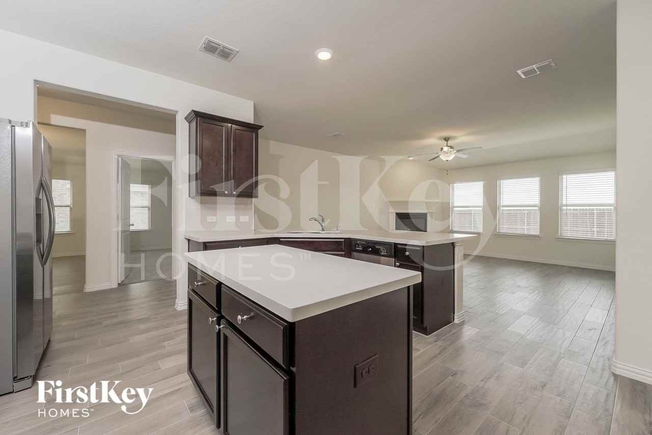 815 Silverbell St - Photo 6 of 16