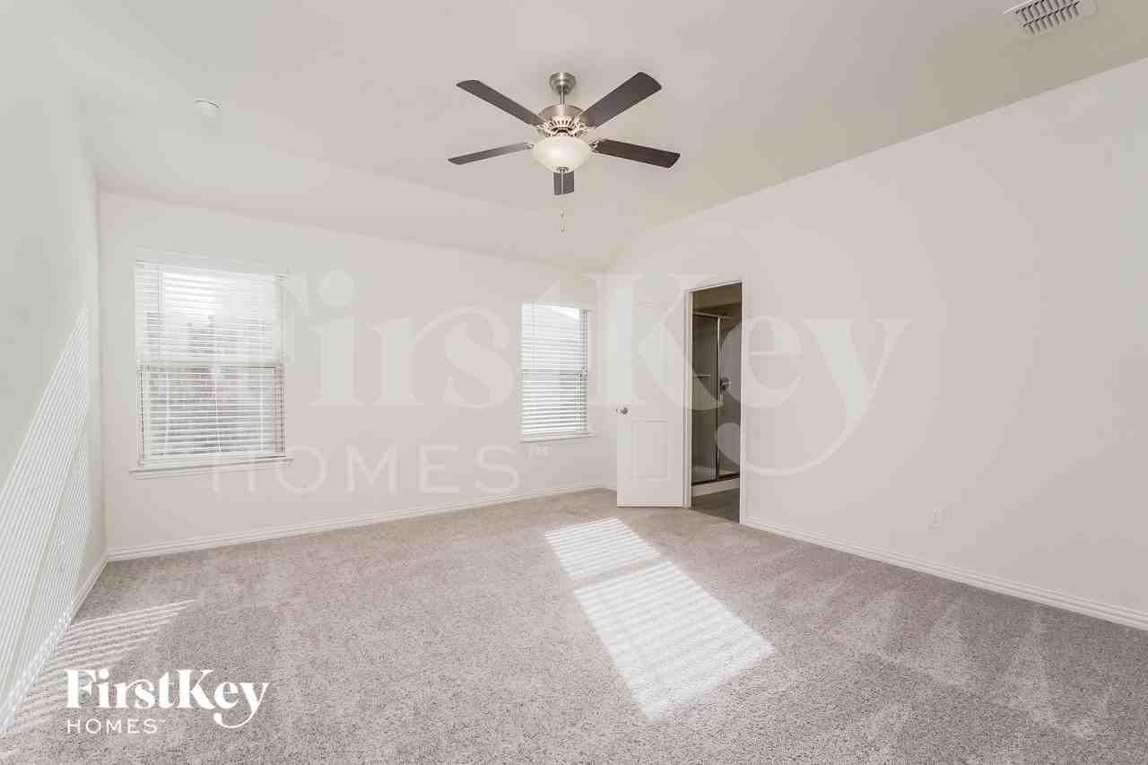 815 Silverbell St - Photo 7 of 16