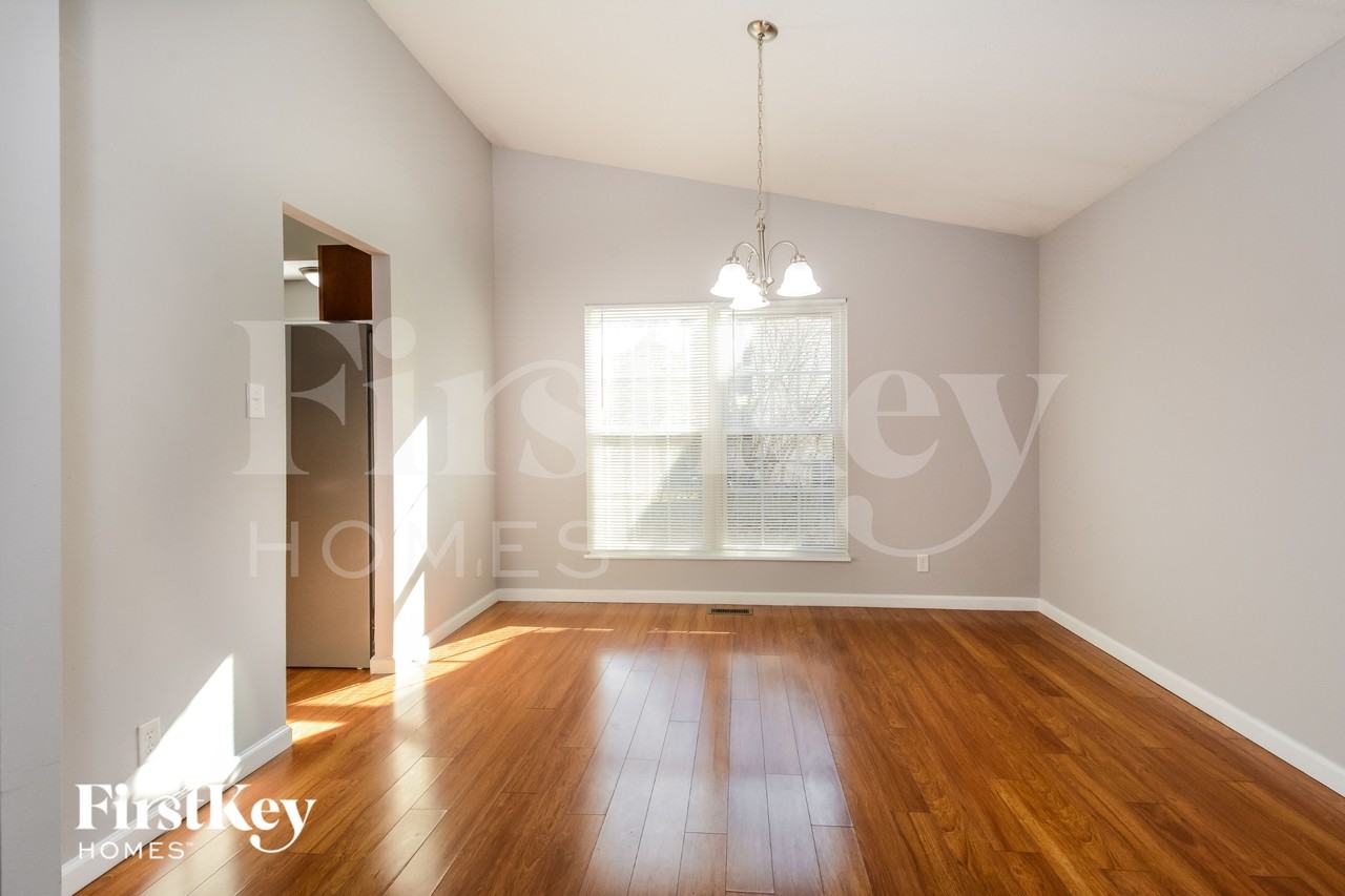 213 Hollyberry Ct - Photo 5 of 16