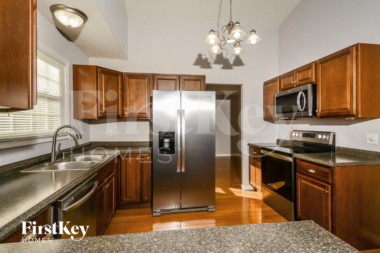 213 Hollyberry Ct - Photo 7 of 16