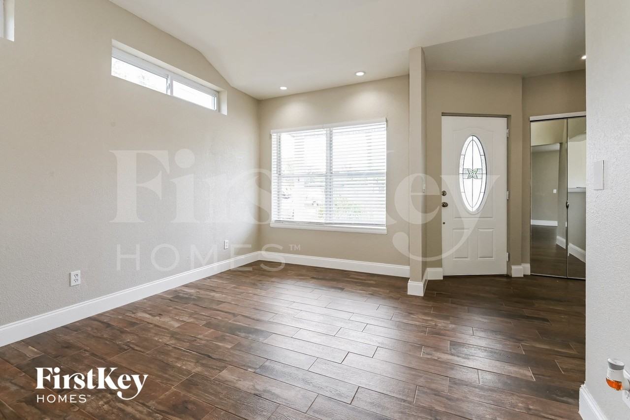 10847 Dulawan Dr - Photo 3 of 15