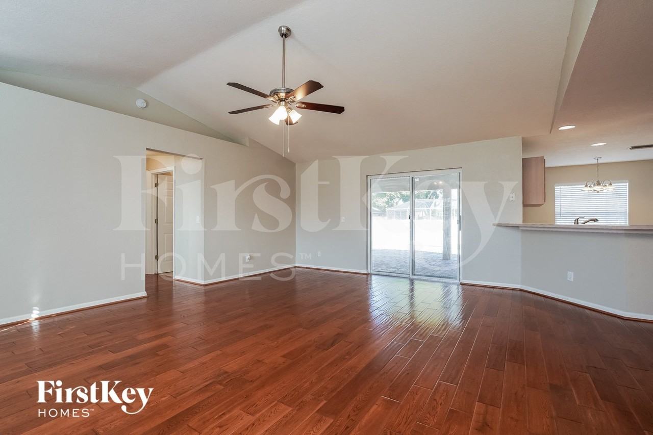 421 Se 19th St - Photo 2 of 15