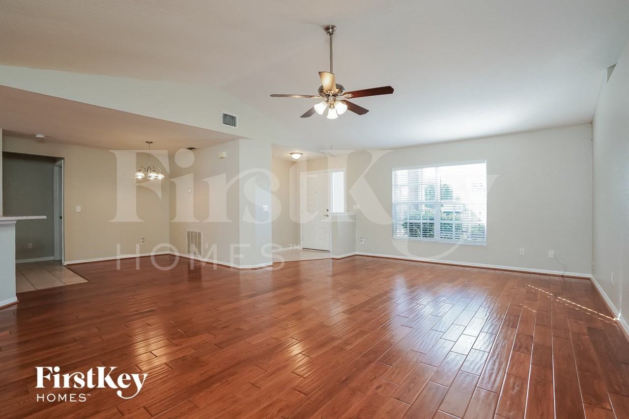 421 Se 19th St - Photo 3 of 15