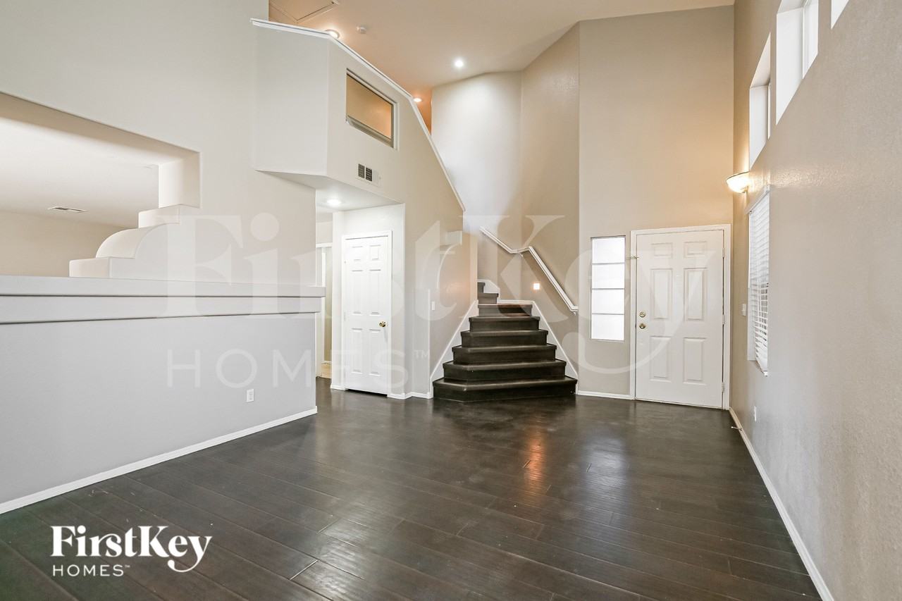 9947 Pioneer Ave - Photo 3 of 19