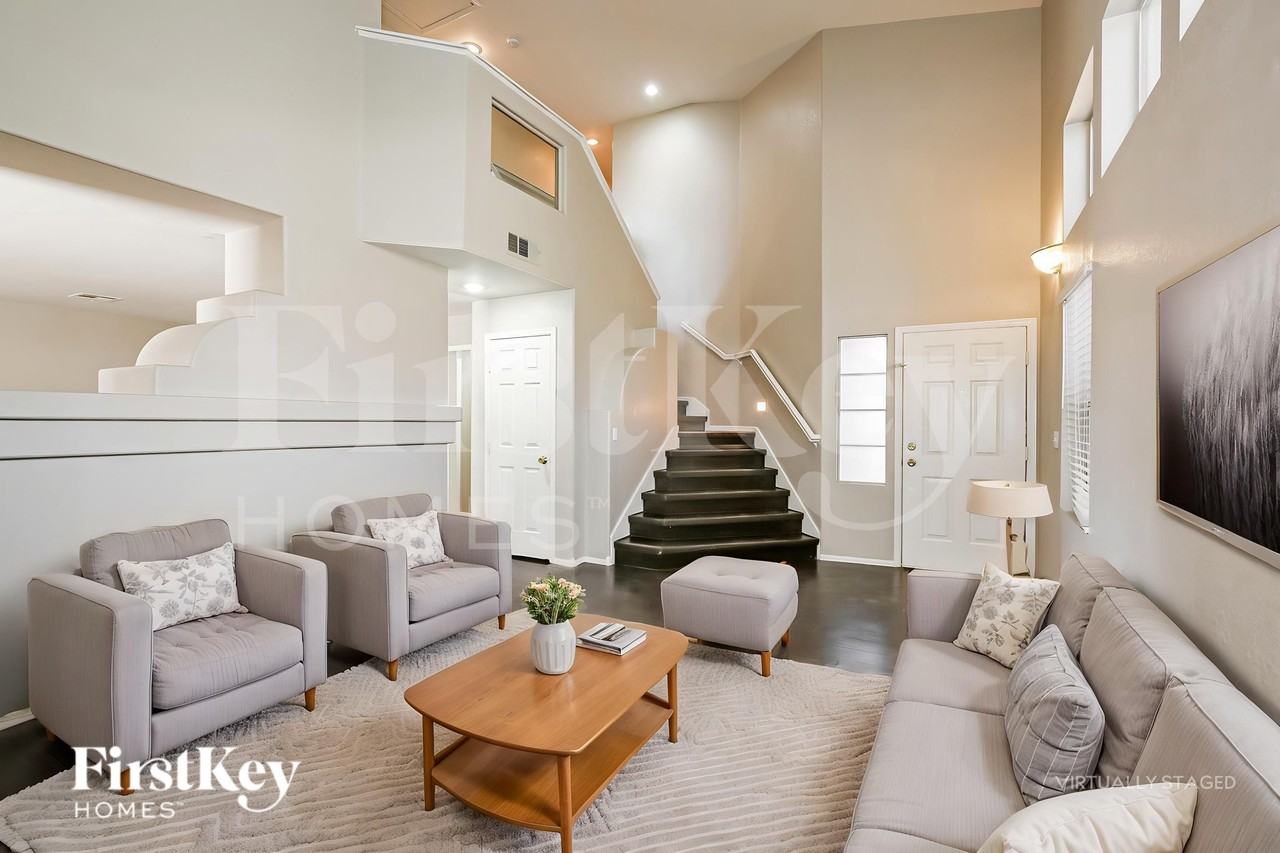 9947 Pioneer Ave - Photo 4 of 19