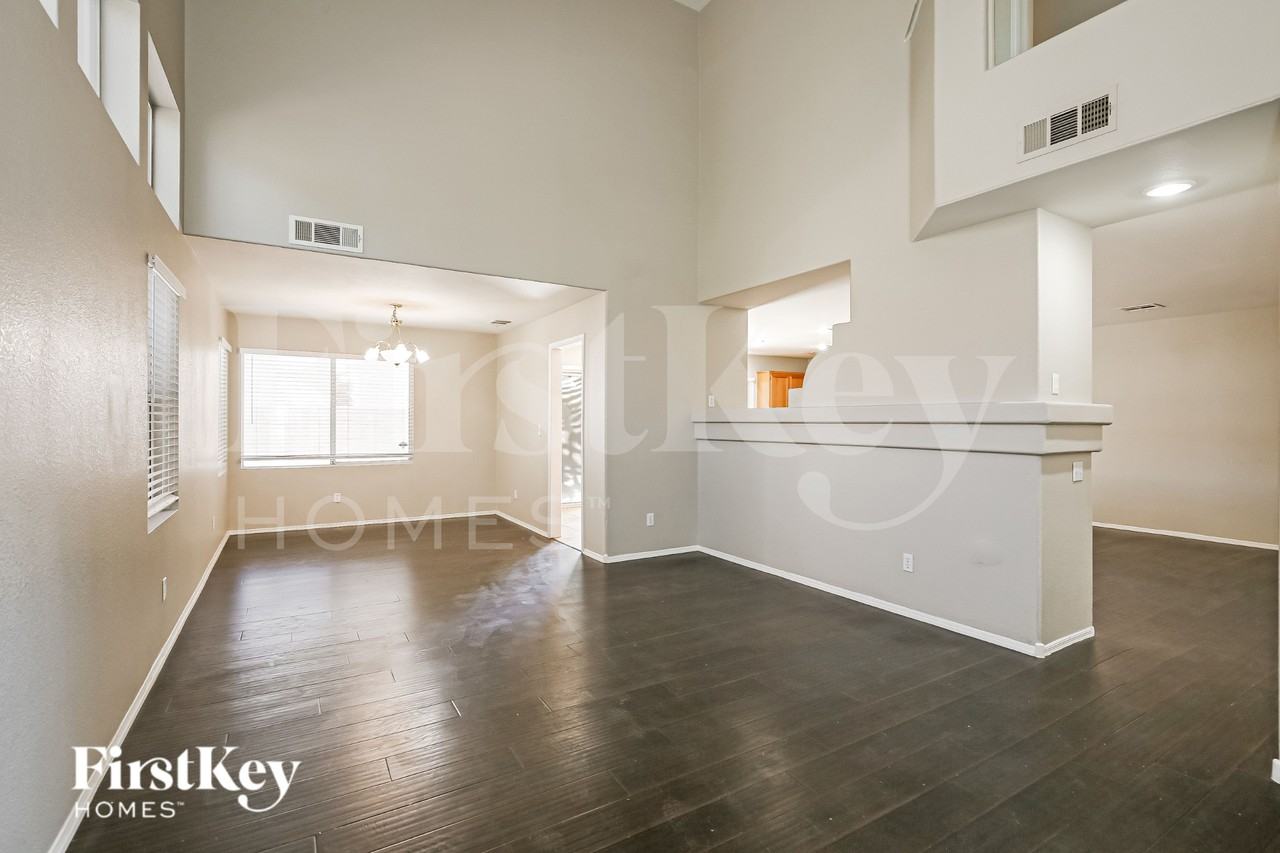 9947 Pioneer Ave - Photo 5 of 19