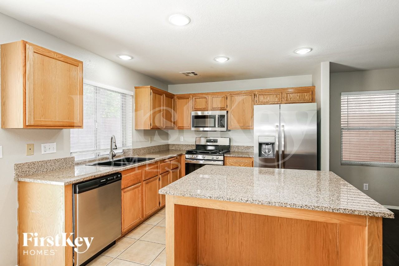 9947 Pioneer Ave - Photo 6 of 19