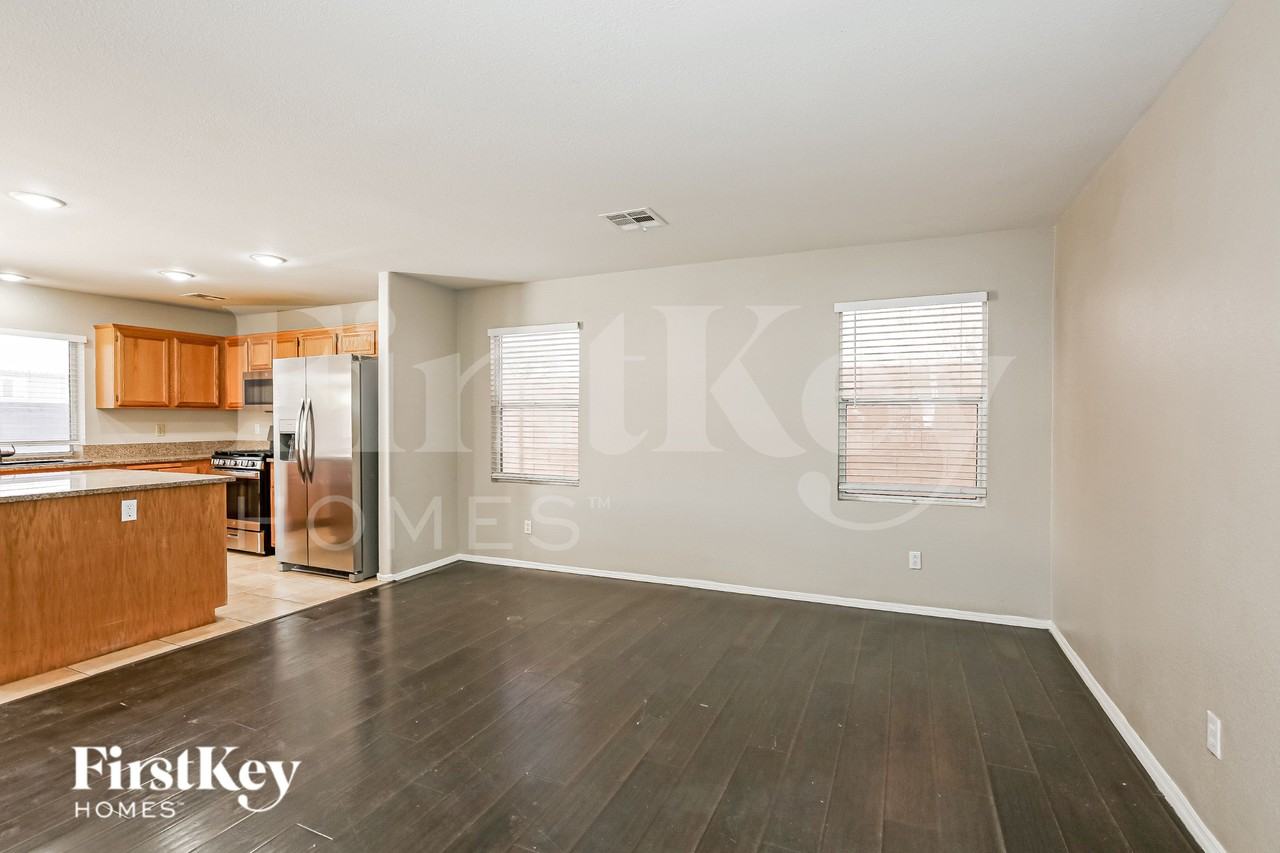 9947 Pioneer Ave - Photo 7 of 19