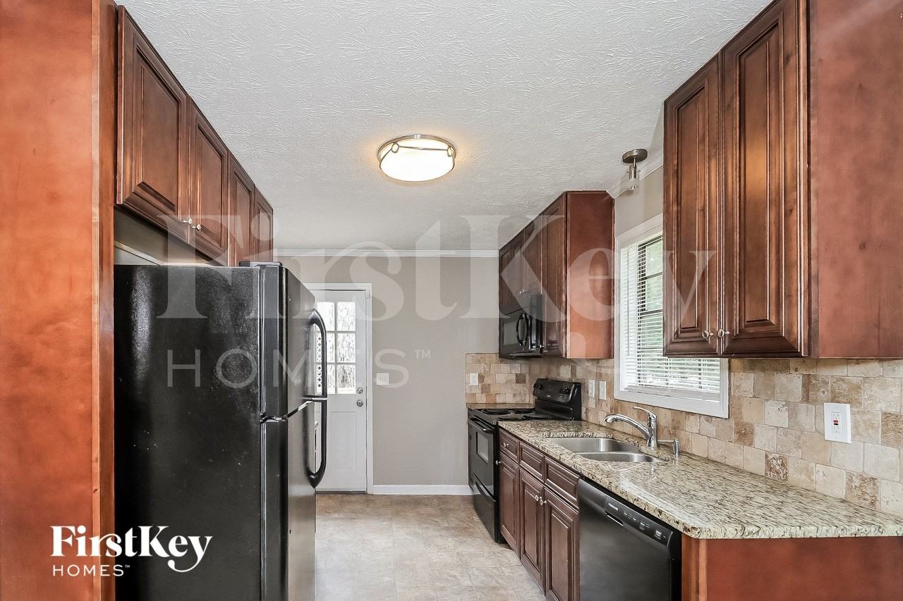 3762 Cambridge Dr Sw - Photo 6 of 15