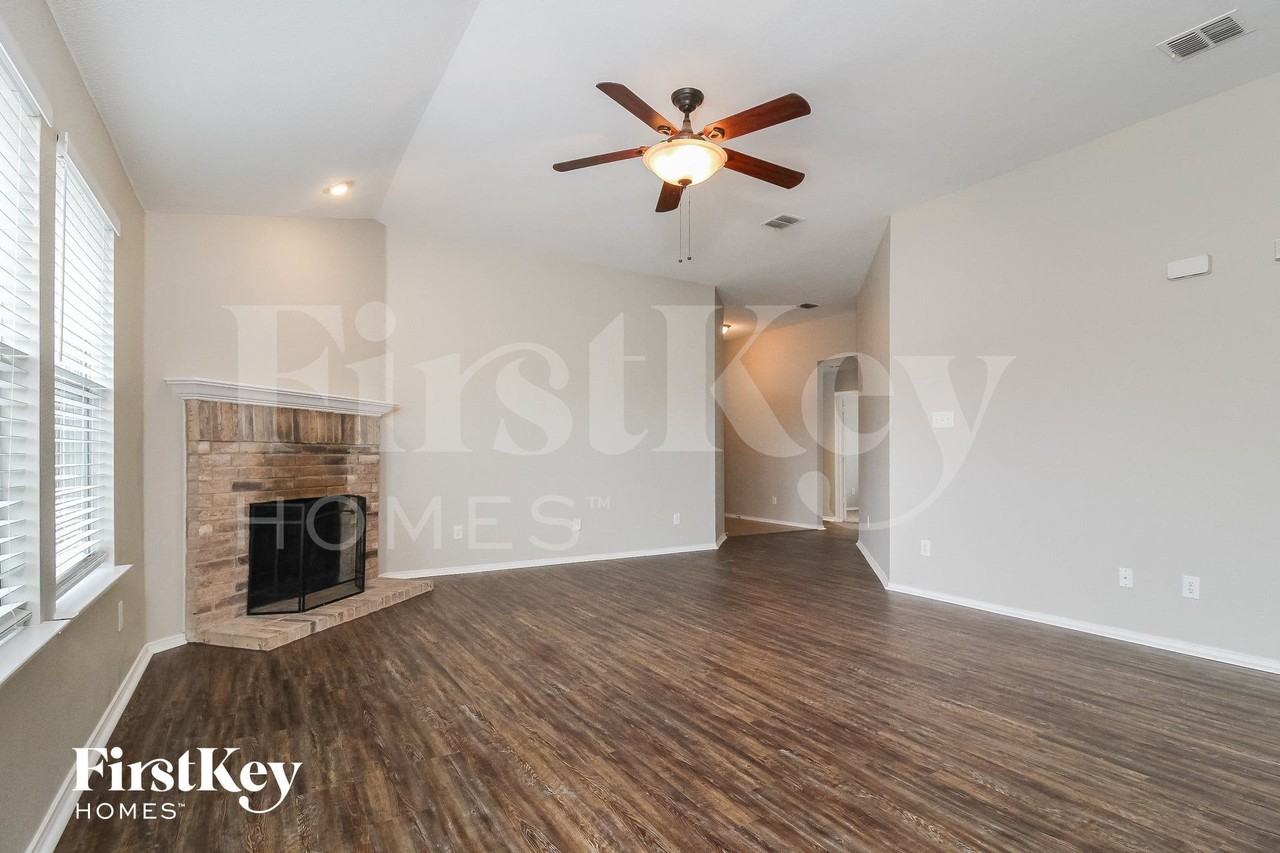 802 Hawthorne Rd - Photo 4 of 15